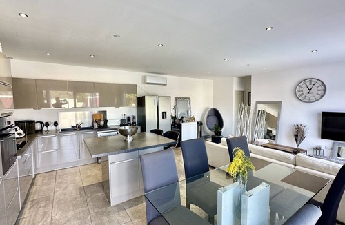 Monteux Villa | Villa Olivia, avec Piscine ,salle de Sport, Terrasse, Jardin et Gardien.