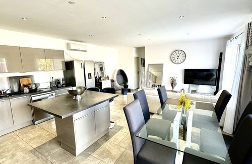 Monteux Villa | Villa Olivia, avec Piscine ,salle de Sport, Terrasse, Jardin et Gardien.