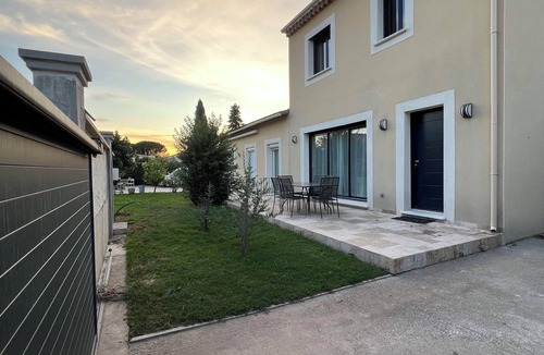 Morieres-les-Avignon Villa | Villa Sous l'Olivier de Provence. Modern, family-friendly, and close to Avignon.