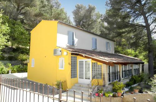 Lioux Villa | Villa spacieuse à Lioux avec piscine privée et vue montagne