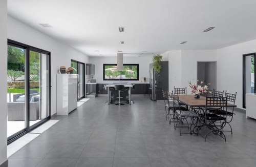 Cuges-les-Pins Villa | Villa with heated pool spa gym and cinema - by feelluxuryholidays