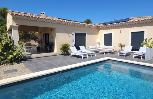 Crillon-le-Brave Villa | VILLA WITH VIEW OF MONT VENTOUX equipped for cyclists