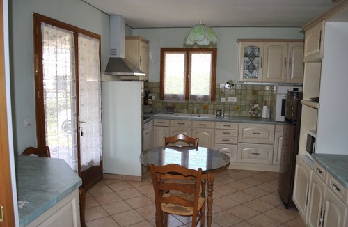 Entraigues-sur-la-Sorgue House | Village house with small garden