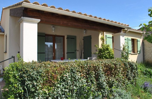 Entraigues-sur-la-Sorgue House | Village house with small garden