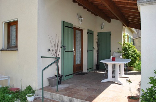 Entraigues-sur-la-Sorgue House | Village house with small garden