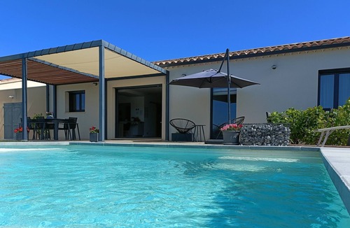 Bedarrides Villa | Vineyard villa with pool