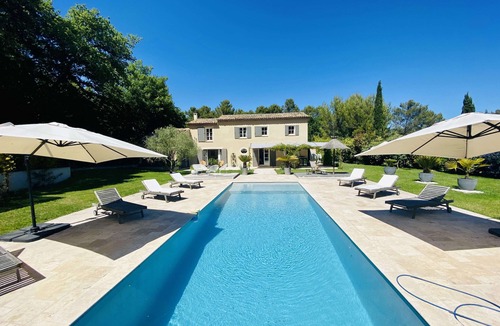 Venelles Villa | Warm, contemporary villa in the heart of nature