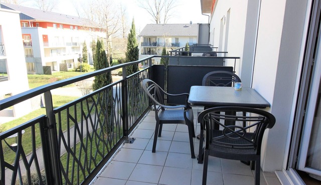 Air-conditioned duplex 73m² lake front, near Switzerland, luxury shower & bathtub