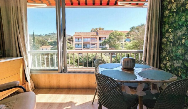 Apartment with loggia, 300m from the beach