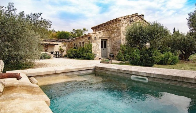 Authentic stone house overlooking Les Baux-de-Provence