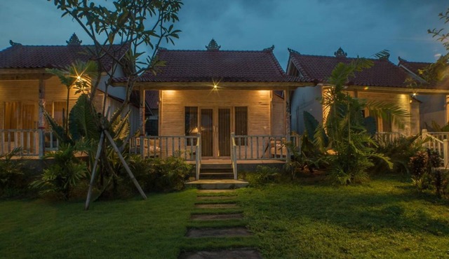 Balinese Style Teak Cottage in Lembongan, Features a Swimming Pool and Huge Lawn