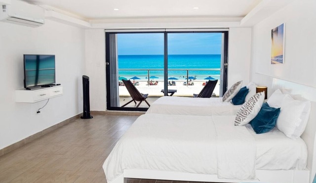 Beach front Villa, great location, steps from the beach!
