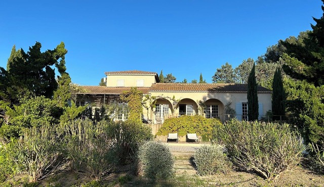 Charming Family House, Garden and Swimming Pool in a pretty Provençal Village