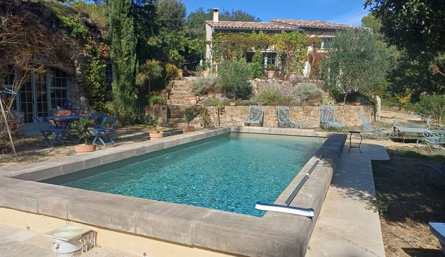 Eco-friendly house and small cave dwelling in a quiet setting, one hour from the sea