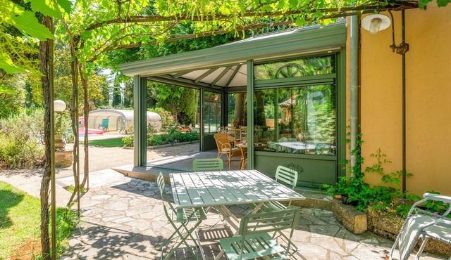 Family Cottage with Shared Heated Pool, Wi-Fi, and Air Conditioning in Le Thor