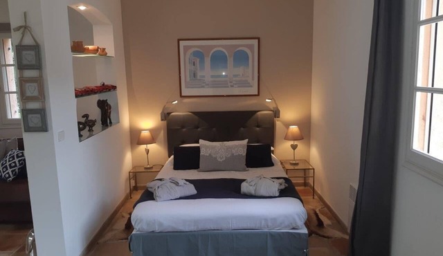 Independent 30m2 bedroom twinned with Provencal country house