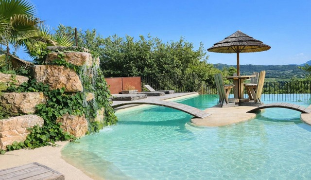 Large villa with swimming pool facing the Ventoux