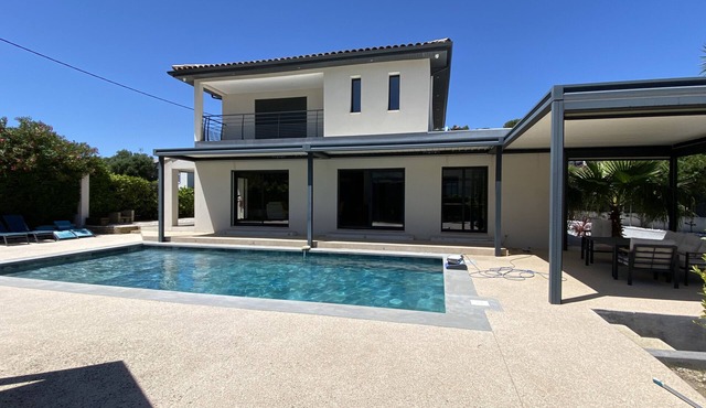 "Le BEL AIR" House with pool, AC, and Wi-Fi—Near the ocean