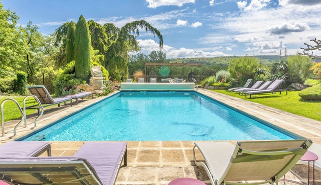 Luxury family farmhouse in the Luberon Village zip-line on foot sleeps 21