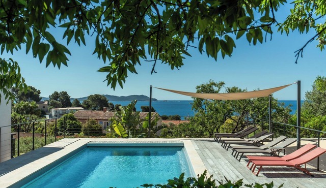 Magnificent sea view, heated pool, garden, beach +port of Carqueiranne within walking distance