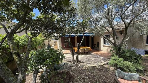 Maison chaleureuse et familiale avec jardin au calme à Avignon