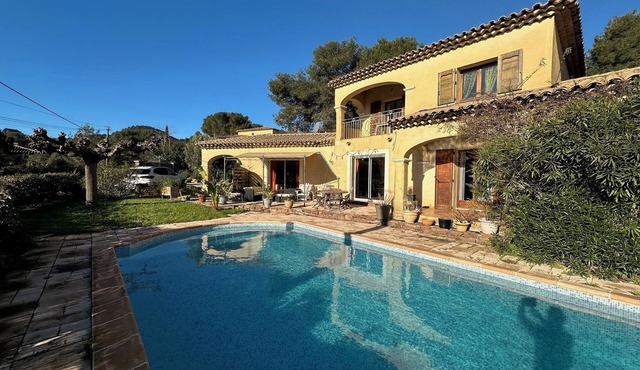 Pretty Provencal villa with sea view 1km from the beach