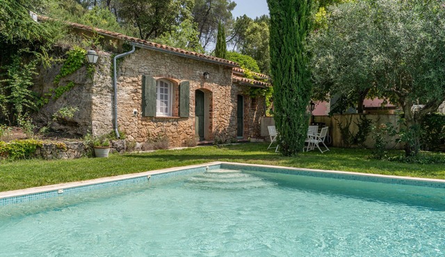 Provencal farmhouse, warm and cozy, nestled in the heart of the pool gardens.