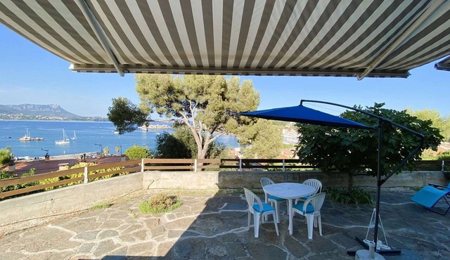 Rental full sea view, 300 m from the beach and the port