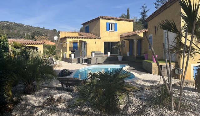 Superbe Villa Provençale de 200m2 Avec Piscine Proche Toutes Commodités
