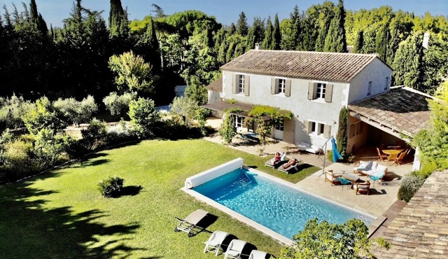 St-Rémy-de-Pce, 4 kms away, "Mas Airaga" is a charming farmhouse in absolute calm.