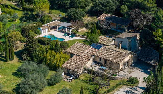 *Stones, calm and comfort on 5000 m2 of land.