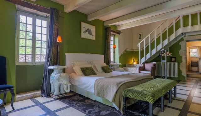 Sur La Calade Guesthouse with Mountain View, Shared Pool and Wi-Fi