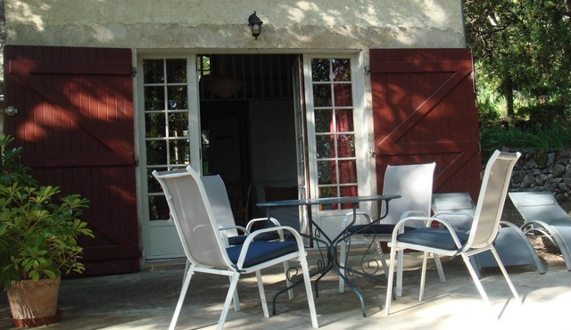 The "A l'Ombre des Chênes" studio offers peace, relaxation, and beautiful walks