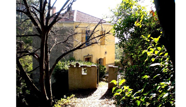 Tourrettes Cottage in park