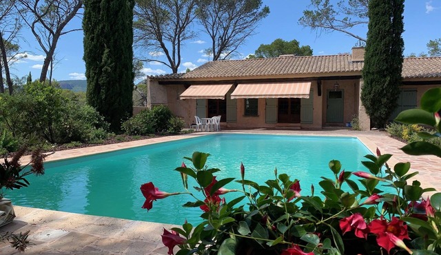 Villa with a 12.5 metre swimming-pool, not far from the sea