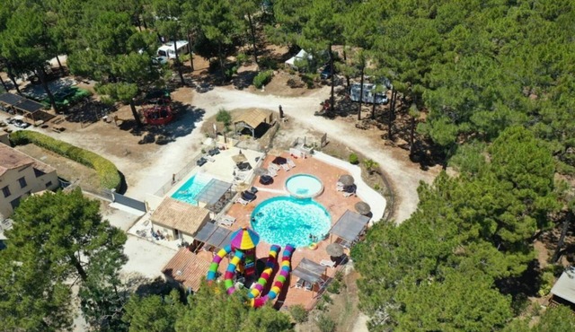 ZEcamping 3 étoiles familial avec piscine chauffée aire de jeux et restaurant