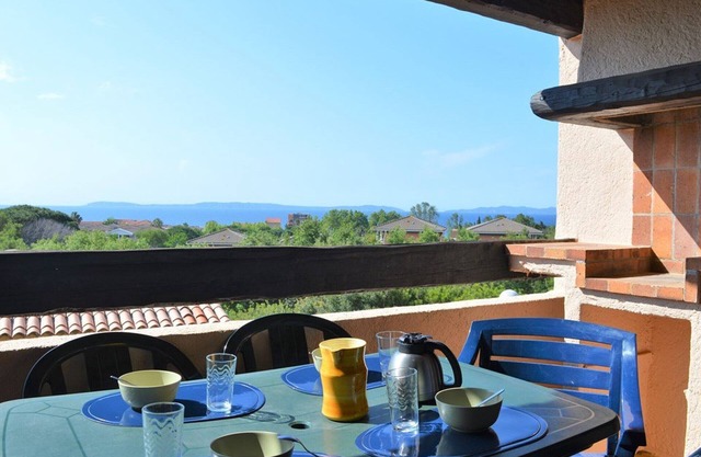 2-room apartment with parking near the beach