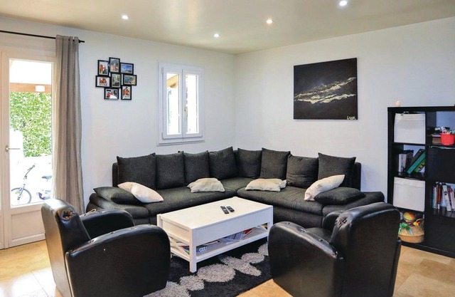 3 bedroom accommodation in Caumont sur Durance