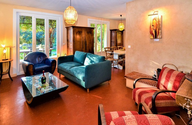 6 bedroom accommodation in Sauveterre