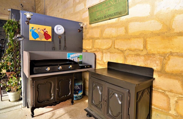 6 bedroom accommodation in Vallabregues