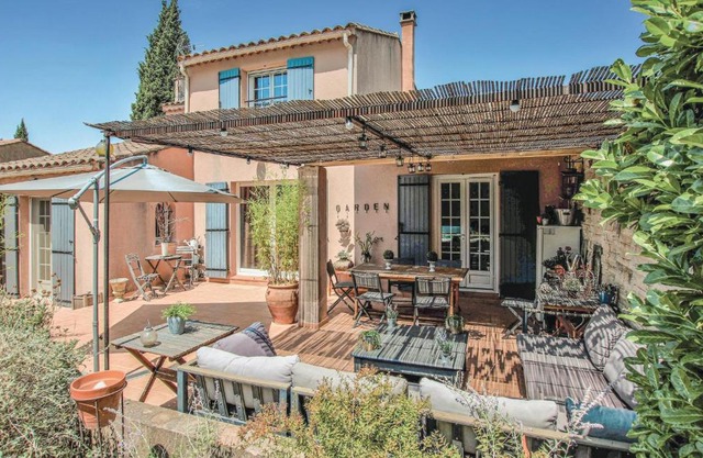 Beautiful home in Caumont sur Durance w/ Outdoor swimming pool, WiFi and 3 Bedrooms