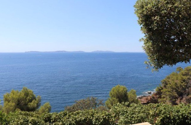 Beautiful villa in Cavalaire-sur-Mer with pool and sea view