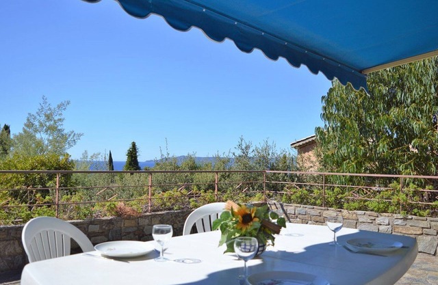 California-style villa 4 bedrooms, terrace with sea view, parking, pets allowed