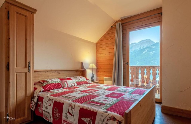 Chalet, view valley, terrace, fireplace or stove, tv, ski locker, 80m², Pra Loup