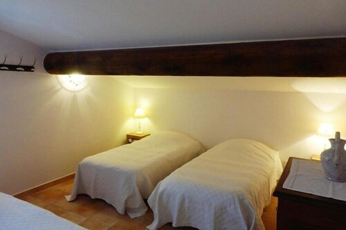 Charming holiday home with private pool in the Luberon Nature Park, Lacoste