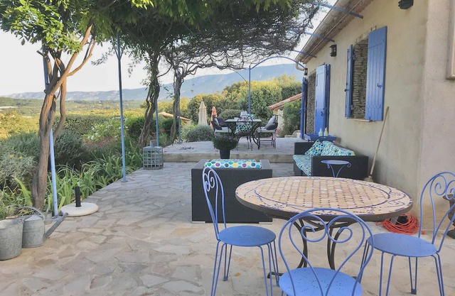 Charming Villa in Villes-sur-Auzon with Swimming Pool