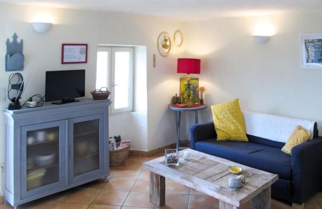 Claviers Holiday Home, Sleeps 3 with WiFi