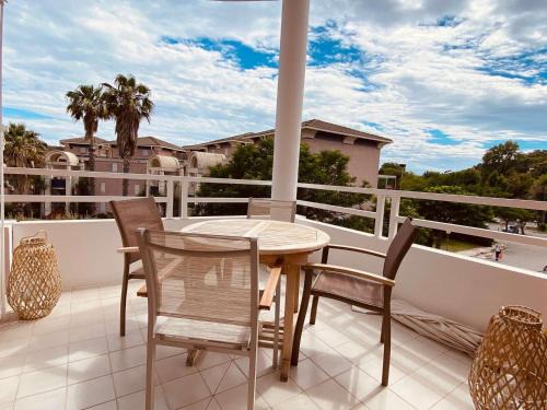 Duplex Bord de Mer avec Terrasse et Parking Privé à Cavalière, Le Lavandou - FR-1-308-137
