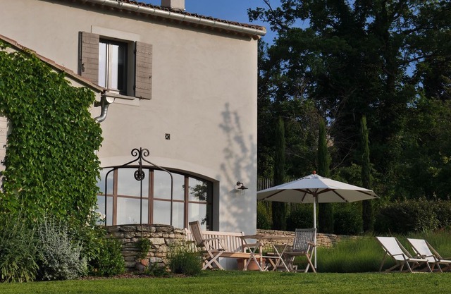 GOULT - Splendid family home at walking distance of the village. Great garden.