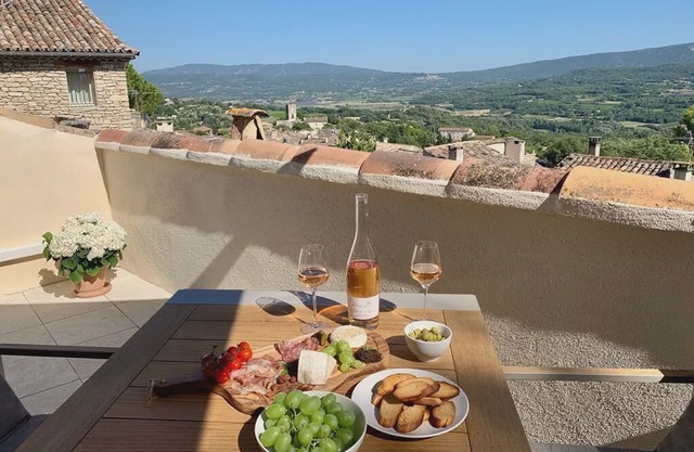 Luxurious and romantic village house in Goult with terrace and beautiful view